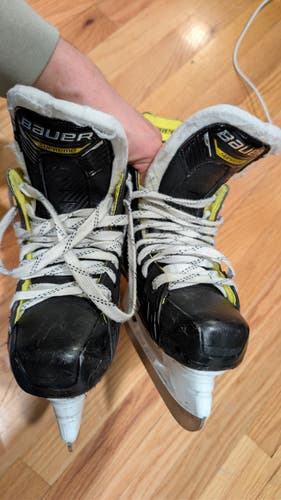 Black 2024 Bauer Supreme M4 Hockey Skates Regular Width Size 4 (Used)