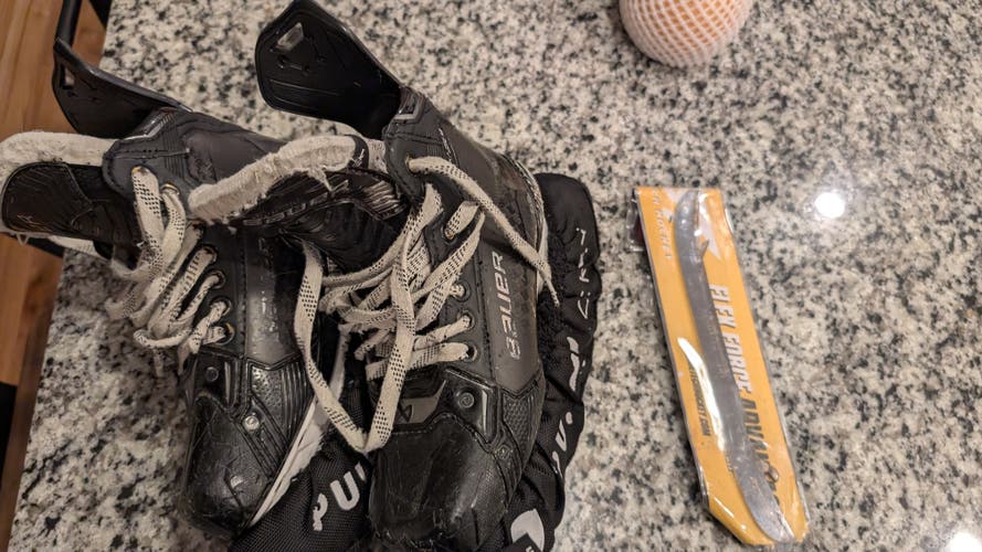 Black 2025 Bauer Supreme Shadow Hockey Skates Regular Width Size 4  Fit 1(Used)