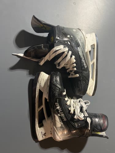 2023 Bauer Vapor Hyperlite 2 Hockey Skates Regular Width 7.5 (Used)