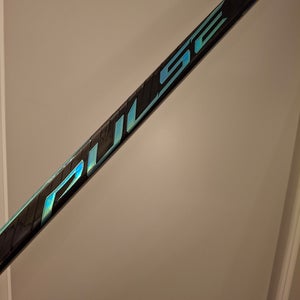 Intermediate Bauer Pulse Right Handed Hockey Stick 70 Flex