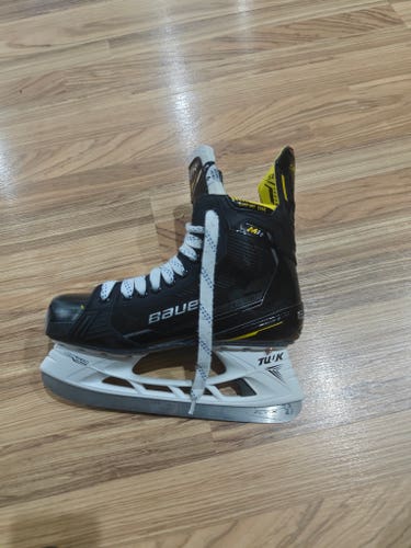 Black/Yellow Bauer Supreme M4 Hockey Skates 9 (Used)