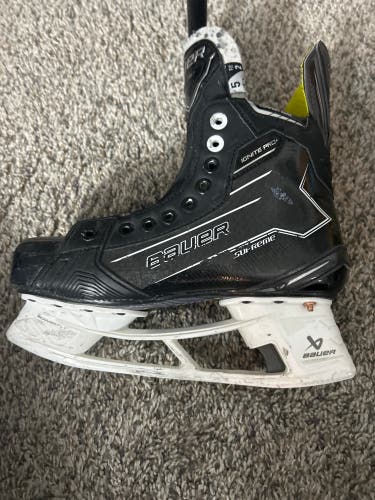 Black/White 2024 Bauer Supreme Hockey Skates Regular Width Size 5 (Used)