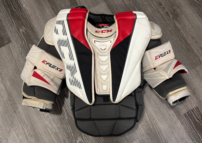 Senior Medium CCM Extreme Flex 5 Pro Goalie Chest Protector (Used)