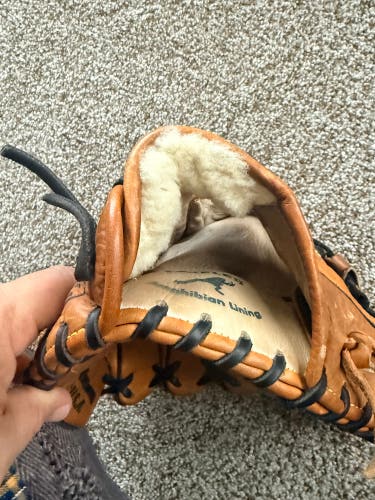 Mizuno Classic RH Infield Baseball Glove 11.25" (Used)