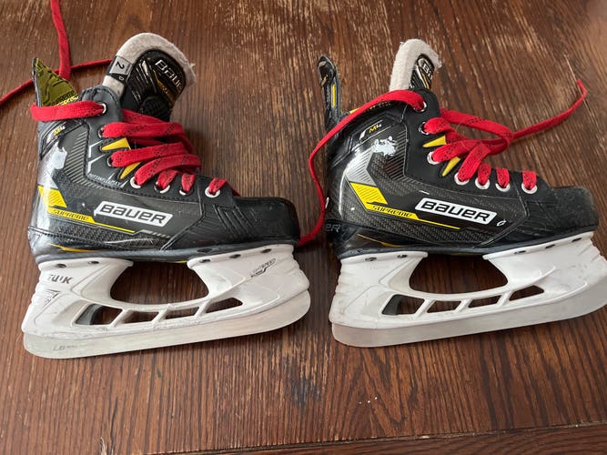 2022 Bauer Supreme M4 Hockey Skates Size 2 (Used)