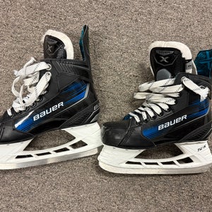 Hockey Player Skates - BAUER X
