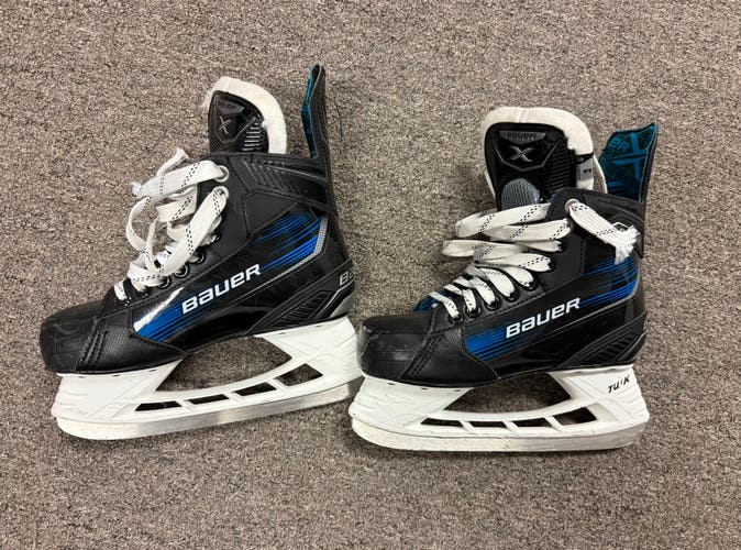 Hockey Player Skates - BAUER X