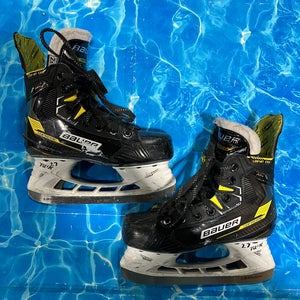 Junior Bauer Supreme M4 Hockey Skates Regular Width Size 2.5 (Used)