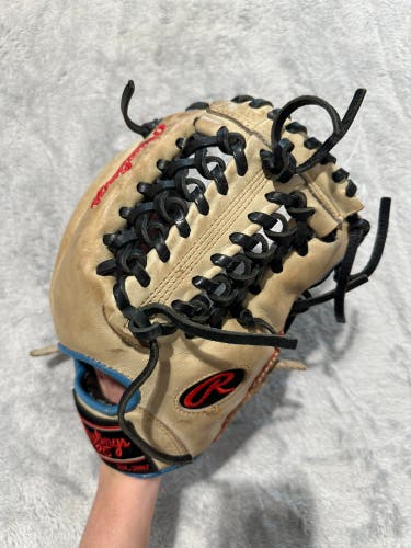 White Rawlings Heart of the Hide RH Outfield Baseball Glove 11.75" (Used)