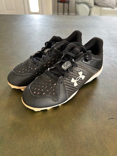 Black Kid's 3.5Y (Big Kids / Youth) Under Armour Low Top Molded Cleats (Used)