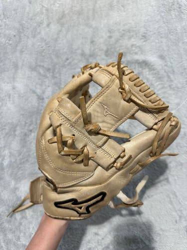 White Mizuno MVP Prime SE RH Infield Softball Glove 11.75" (Used)