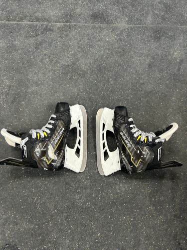 Bauer Supreme M40 Hockey Skates Size 1.5 (Used)