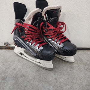 Black Bauer Vapor X700 Hockey Skates Regular Width Size 3 (Used)
