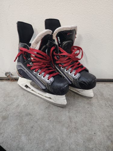 Black Bauer Vapor X700 Hockey Skates Regular Width Size 3 (Used)