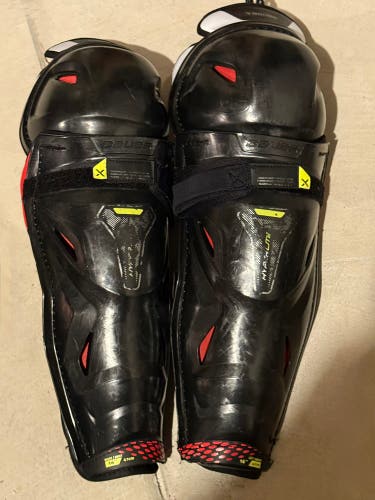 Senior Bauer Vapor Hyperlite 16" Shin Pads (Used)