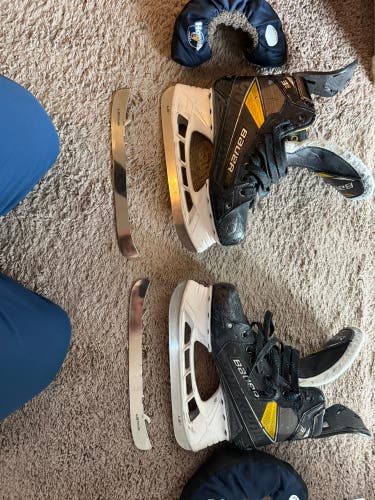 Bauer Supreme 3S Pro Hockey Skates Narrow Width Size 6 (Used) includes extra set of steel.