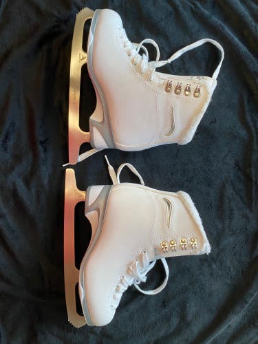 Jackson Ultima Figure Skates B Adult 4 (Used)