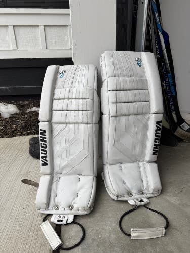 24" Vaughn Velocity VE8 Goalie Leg Pads (Used)