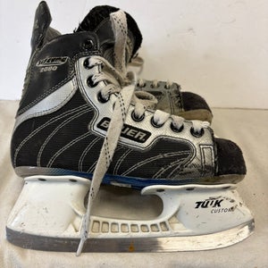 Black Bauer Vapor Hyperlite Hockey Skates Regular Width Size 2 (Used)