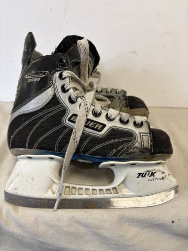 Black Bauer Vapor Hyperlite Hockey Skates Regular Width Size 2 (Used)