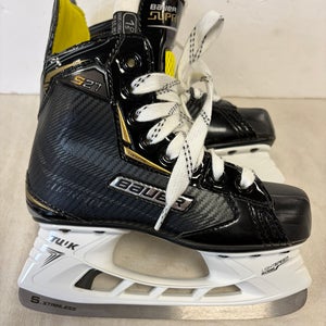 Black Bauer Supreme S27 Hockey Skates Regular Width Size 1.5 (Used)