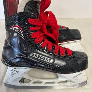 Black Bauer Vapor X800 Hockey Skates Regular Width Size 2 (Used)