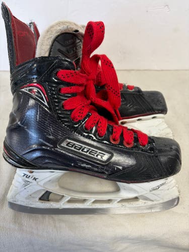 Black Bauer Vapor X800 Hockey Skates Regular Width Size 2 (Used)