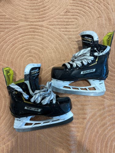 Youth Bauer Supreme 2S Hockey Skates Regular Width 11.5 (Used)