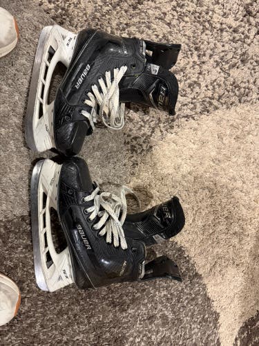Black 2024 Bauer Supreme Matrix Hockey Skates Regular Width 6.5 (Used)