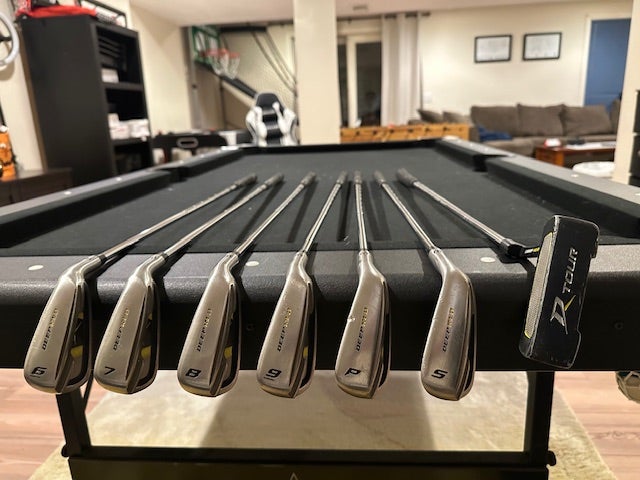 Teen 2023 Wilson Deep Red Right Handed Iron Set Teen (6 Clubs) #6 - #9, PW, SW Steel Shaft (Used)