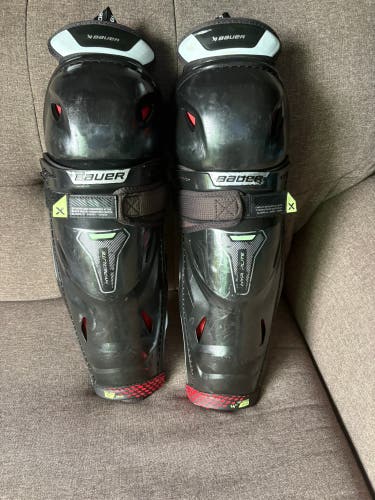 Intermediate Bauer Vapor Hyperlite 14" Shin Pads (Used)