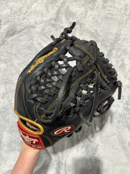 Black Rawlings R9 RH Outfield Baseball Glove 11.75" (Used)