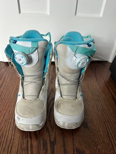 Unisex 3K (Toddler) Burton Grom Boa Snowboard Boots Adjustable Flex All Mountain (Used)