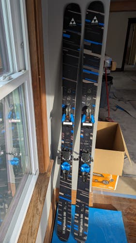 Brand New 2025 Fischer Nightstick 90 Skis 177cm with Strive 14 bindings +Phantom Glide!