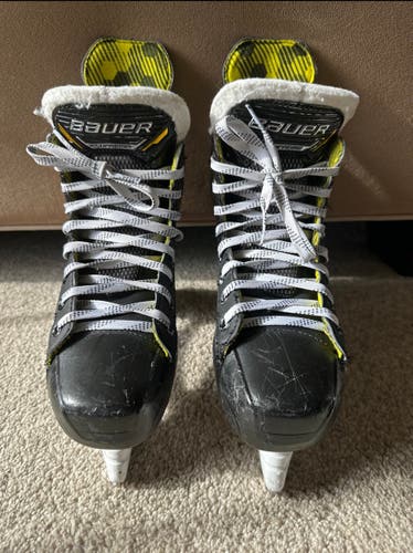 Used Junior Bauer Regular Width Size 4.5 Supreme M3 Hockey Skates