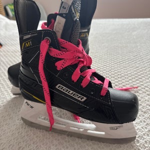 Black Bauer Supreme Hockey Skates Regular Width Size 3 (Used)