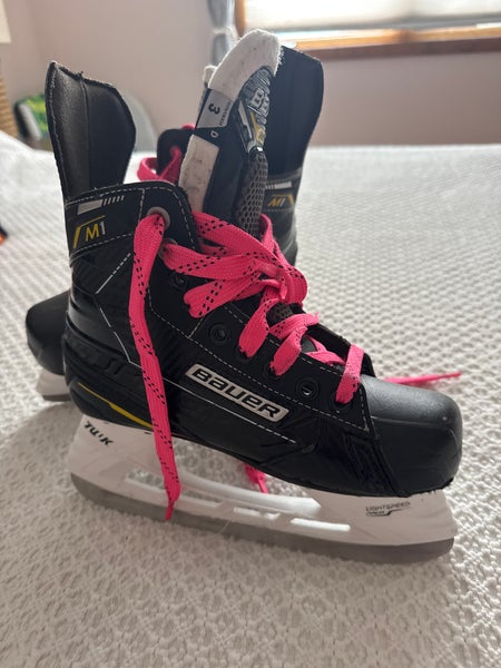 Black Bauer Supreme Hockey Skates Regular Width Size 3 (Used)