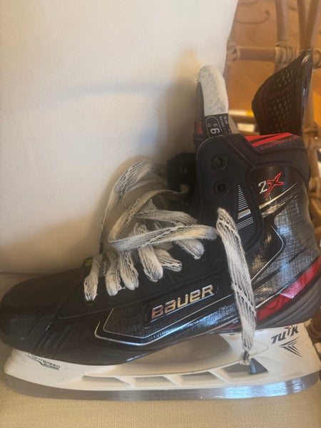Black 2017 Bauer Vapor 2X Hockey Skates Regular Width 9.5 (Used)