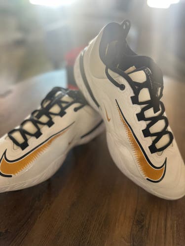 White/Gold Men's Size M 11.5 (W 12.5) Adult Nike Alpha Huarache Elite 4 Low Top Metal (New)