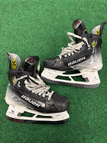 Intermediate Bauer Vapor Hyperlite 2 Hockey Skates (Fit 2) Size 4.5 (Used)