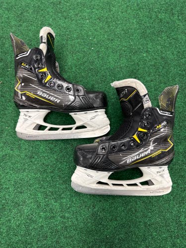 Junior Bauer Supreme M40 Hockey Skates (Extra Wide) Size 2.5 (Used)