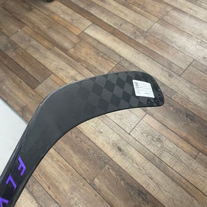 Intermediate Bauer Vapor Flylite Left Hand Hockey Stick P28 65 Flex (New)