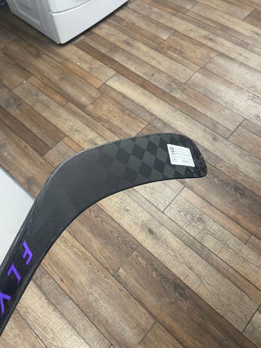Intermediate Bauer Vapor Flylite Left Hand Hockey Stick P28 65 Flex (New)