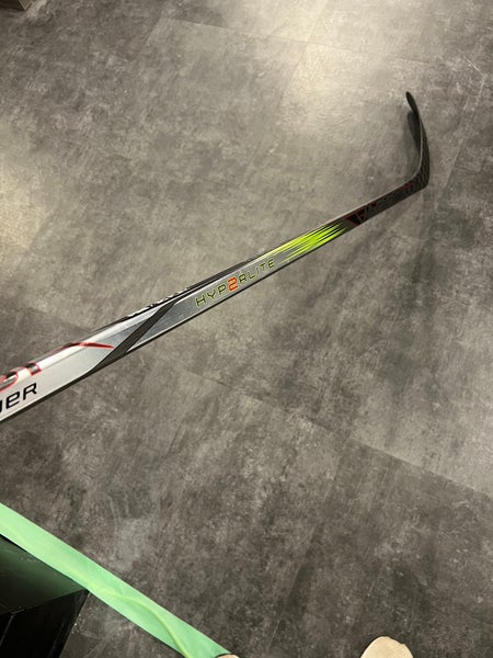 Bauer Vapor Hyperlite 2 Hockey Stick | RH P28 Junior 30 Flex