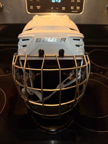 Medium Bauer Re-Akt 150 Helmet (New)