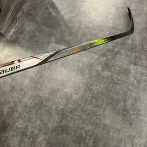 Bauer Vapor Hyperlite 2 Hockey Stick | RH P28 Junior 30 Flex