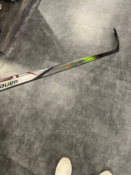 Bauer Vapor Hyperlite 2 Hockey Stick | RH P28 Junior 30 Flex