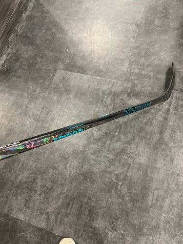 Bauer Twitch Hockey Stick | RH P28 Junior 30 Flex