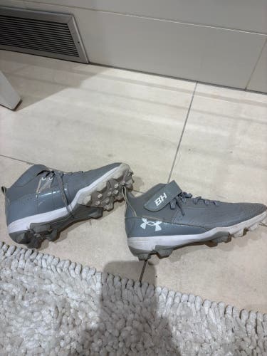 Gray Kid's 4.5Y (Big Kids / Youth) Youth Adidas High Top Molded Cleats (Used)