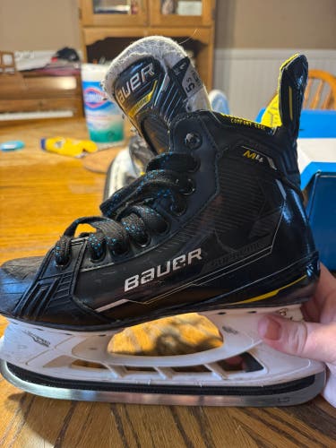 2022 Bauer Supreme M4 Hockey Skates Size 5.5 (Used)